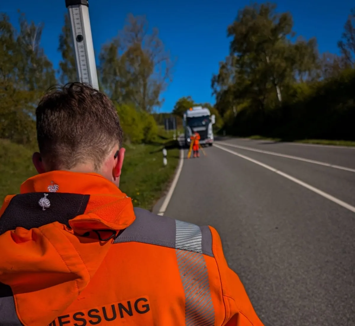 Vermessungstrupp bei der Straßenbestandsaufnahme an der A14