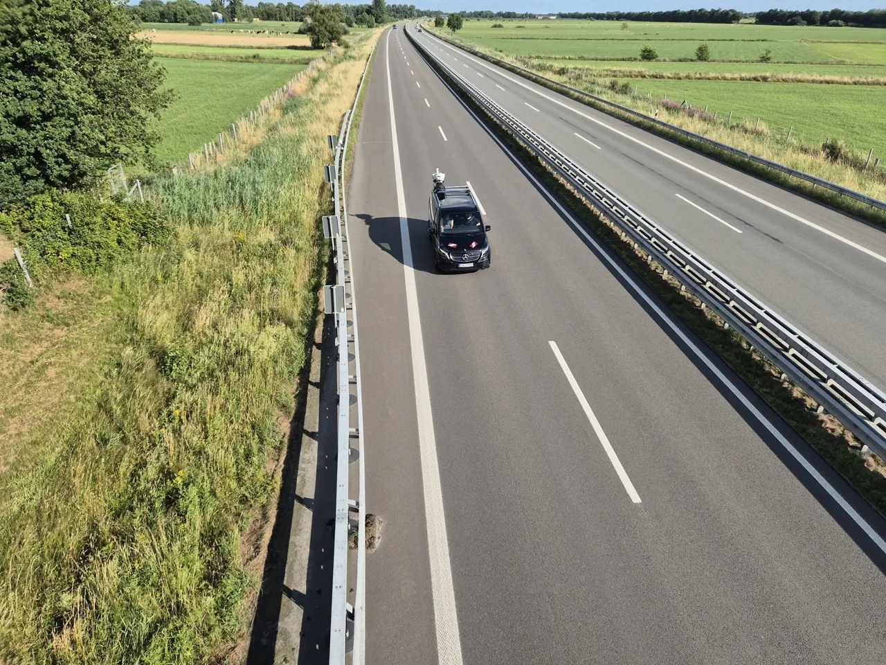 Messfahrzeug mit mobilem Laserscanner bei der Ermittlung von Durchfahrtshöhen auf der Autobahn