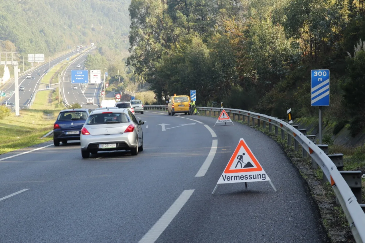 Abgesicherte Vermessungsstelle mit Messfahrzeug an einer Bundesstraße